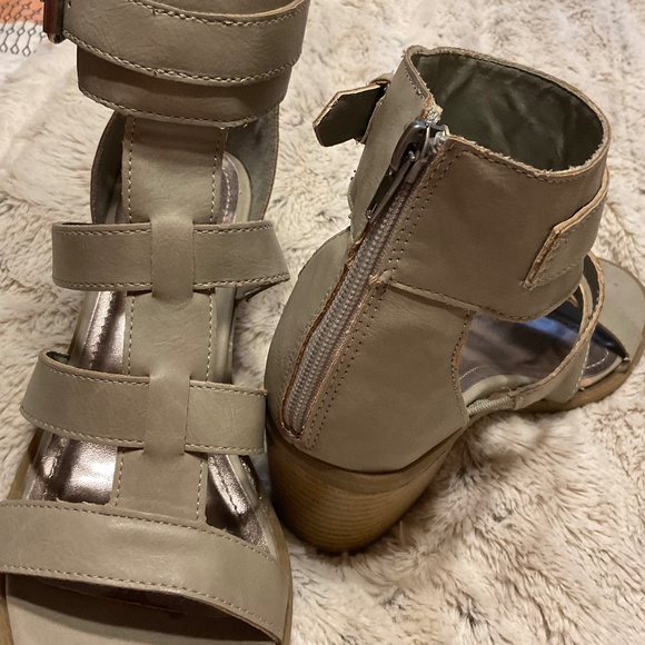 MADDEN Girl Block Heel Ankle Sandals in Dark Gray, Size 8 - Picture 3 of 3